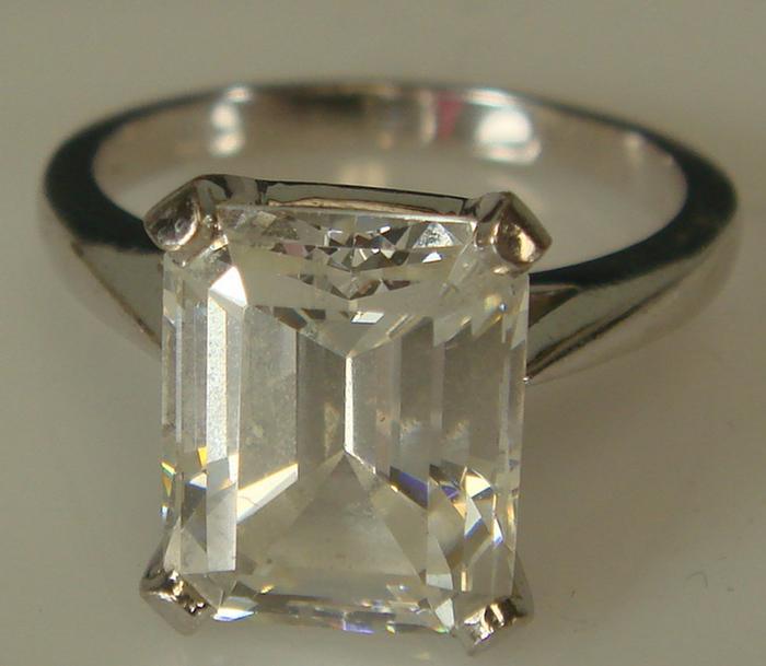 14K wg Solitaire Ring. Rectangular