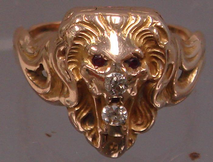 14K yg Lion's Head ring. Ruby eyes,