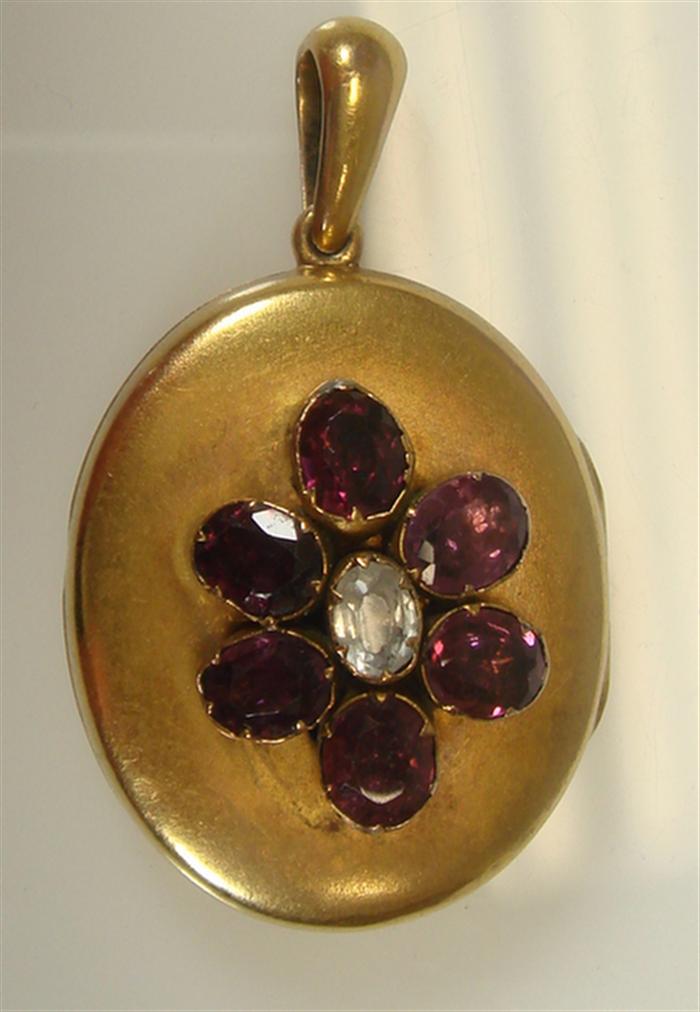 14K yg Locket Pendant. Decorated