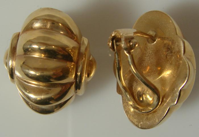 Pair of 14K YG earrings, 1" x 1