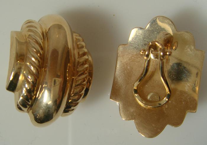 Pair of 14K YG earrings, 1 1/4"