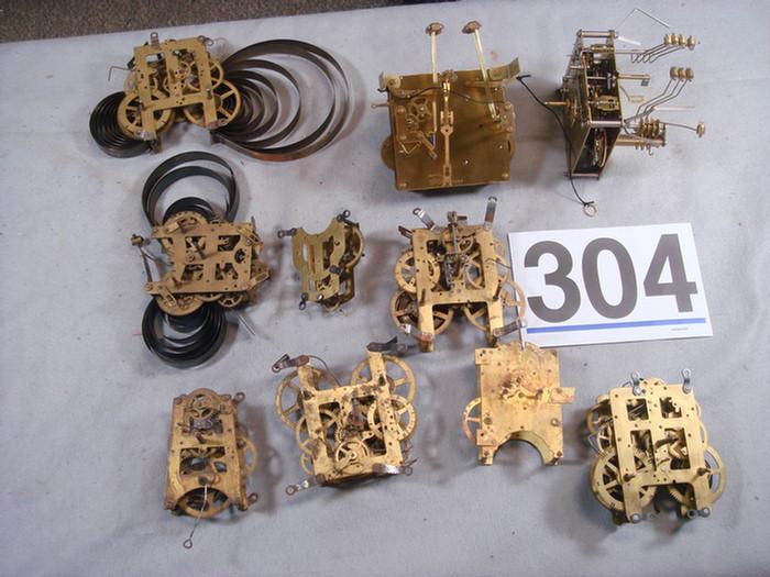 10 assorted brass clock movements 3c104