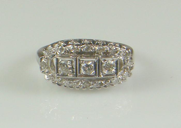 14K WG diamond ring with 3 center 3c6b9