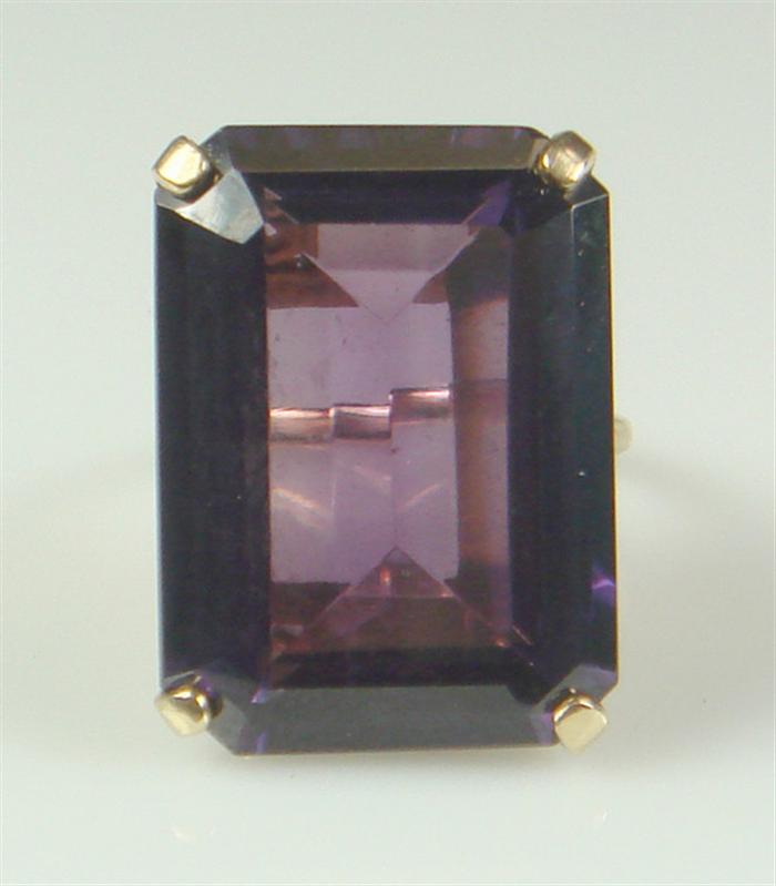 14K YG ring with emerald cut amethyst,