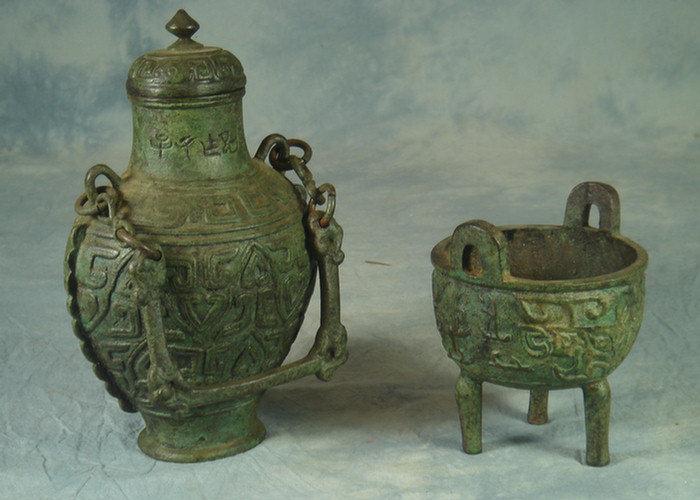 2 bronze Oriental vessels one 3c784