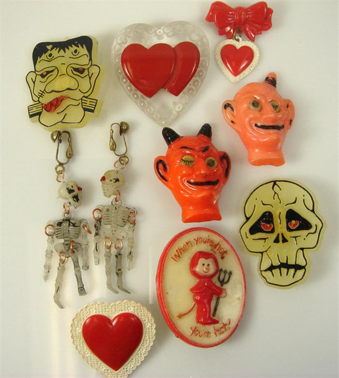 6 Halloween plastic costume pins  3cd3c