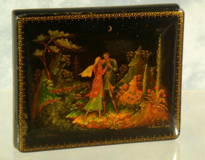 Russian lacquer box depicting courting 3cd53