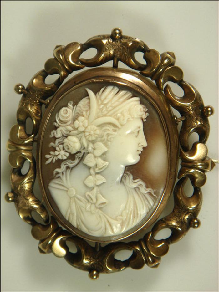 Carved shell Victorian cameo pin 3cd9e