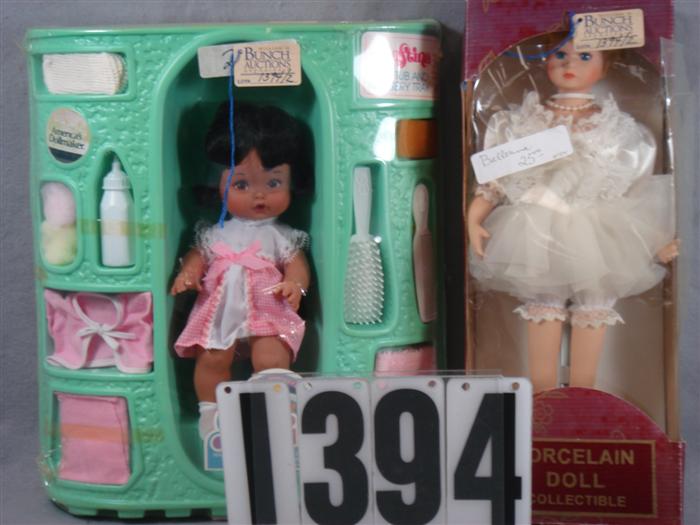 Lot of 2 dolls in original packaging 3d232