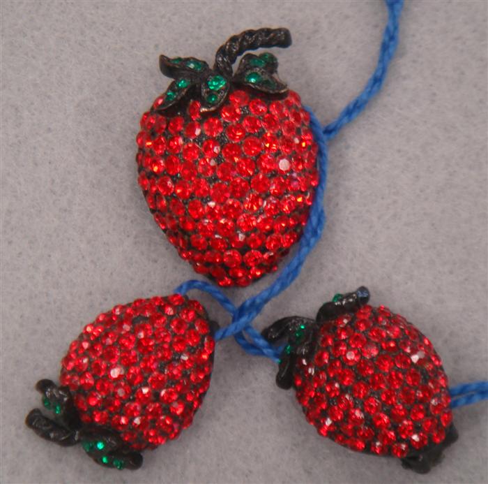 Weiss luscious red rhinestone strawberry 3d3d5