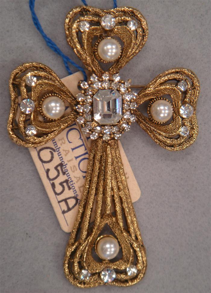 Large Maltese cross brooch with 3d3ee