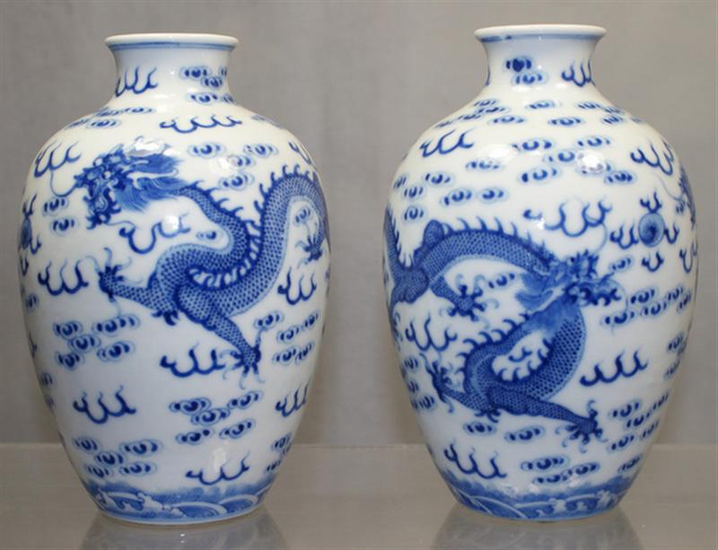 Pair of 20th c Chinese porcelain