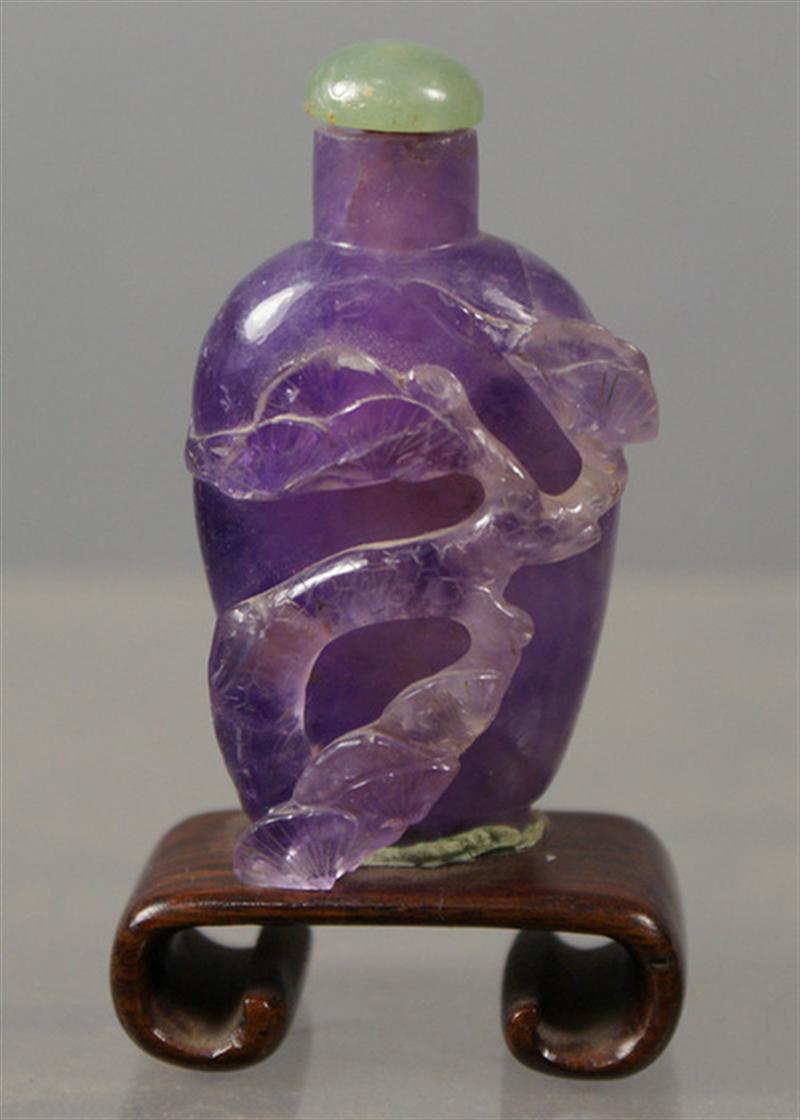 (1) carved amethyst snuff bottle,
