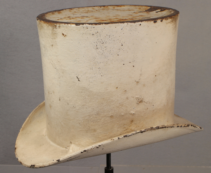 Cast iron top hat spittoon, 7 1/4"