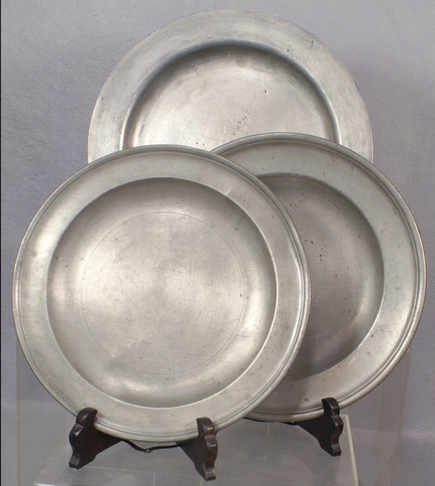 3 18th/19th c pewter plates, (2) English,