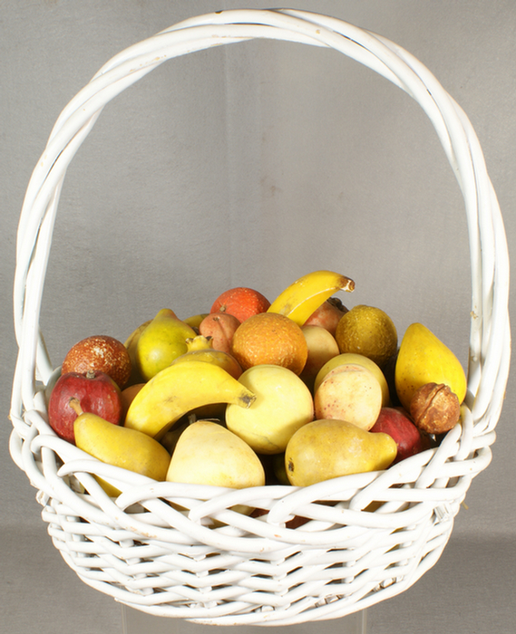 61 pcs of stone fruit, apples,