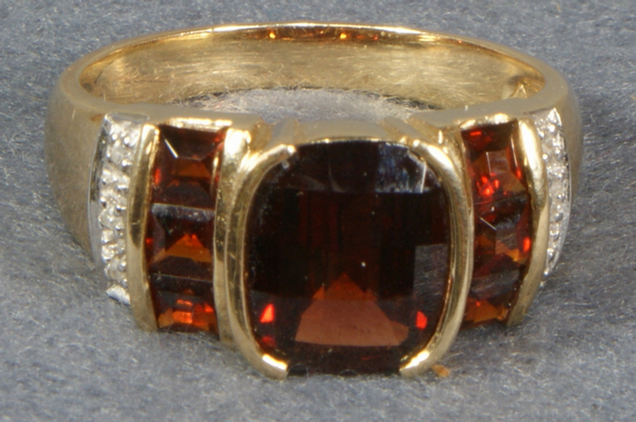 Unmarked YG mans garnet ring, size