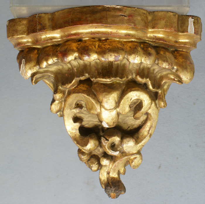 Carved and gilt wood corner bracket,