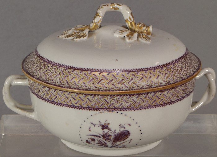 Chinese Export covered bowl, twisted