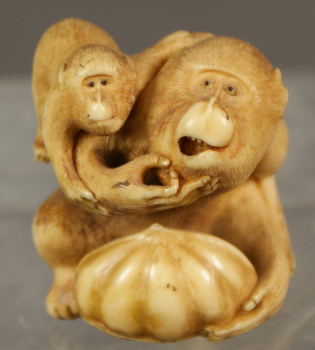 Netsuke Japanese ivory carving of a