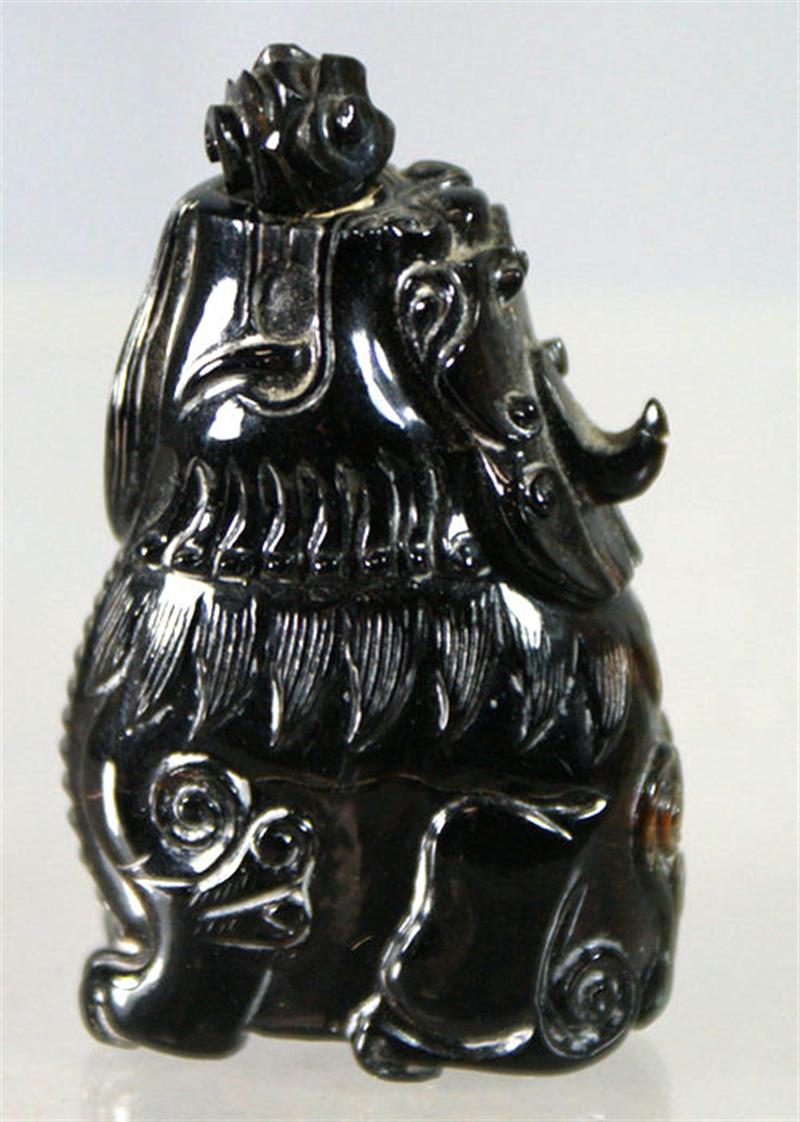 Carved onyx foo lion snuff bottle,