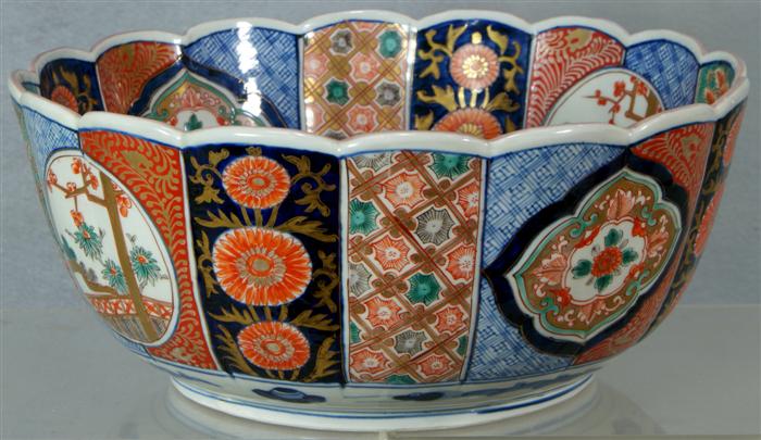 Imari punch bowl measuring 12  3ddca