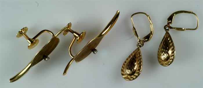 (2) Pr of 14K YG earrings, 1 with