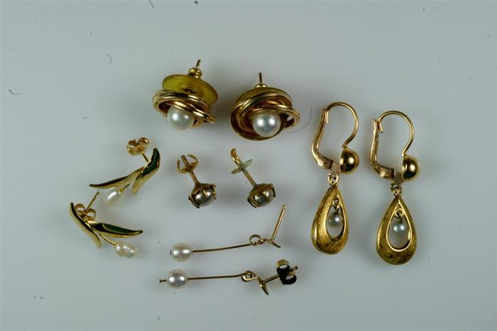 (5) Pr of unmarked pearl & YG earrings,