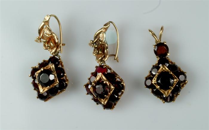 Unmarked YG garnet earring  3e2e6