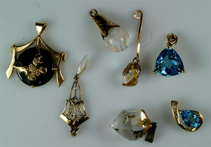  7 Unmarked YG pendants set with 3e2e8