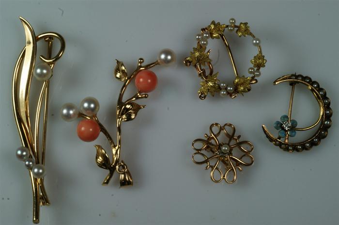 (2) 10K YG pins with pearls, 3