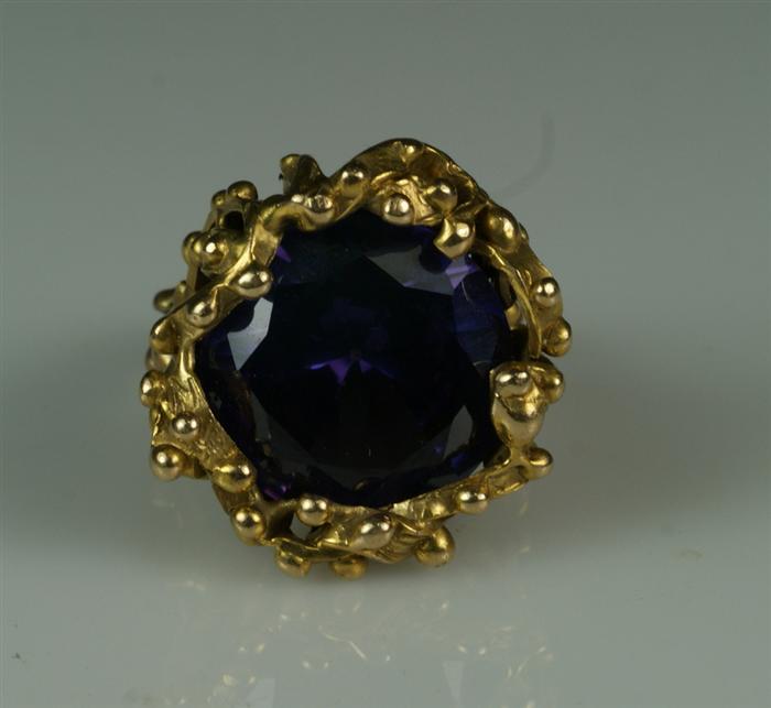 Unmarked YG large amethyst ring  3e320