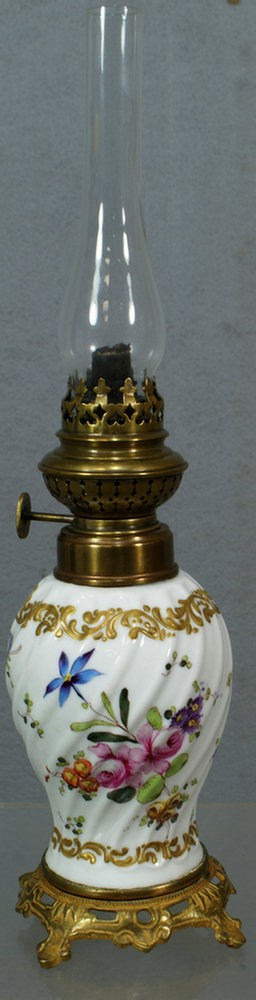 Porcelain oil lamp with swirled