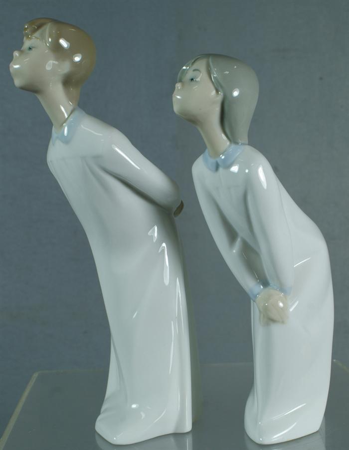 2 Lladro figurines Children Kissing  3e05d