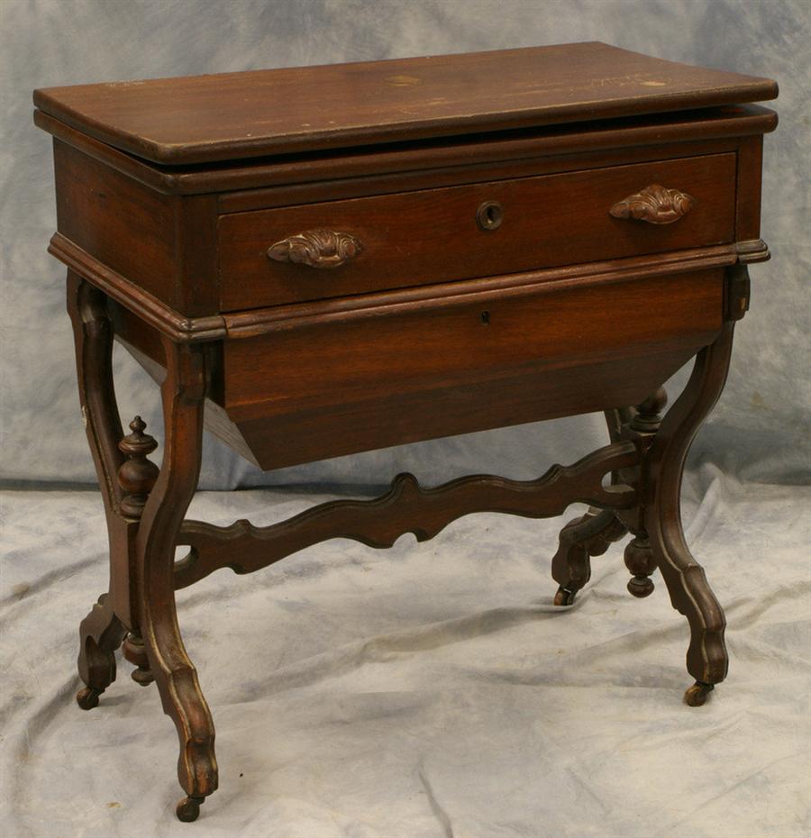 Walnut Victorian sewing table with 3e521