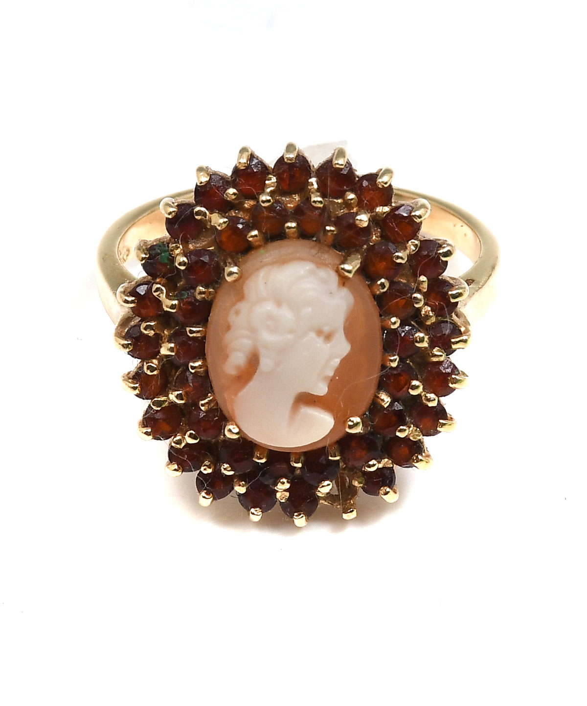 14K CAMEO RING WITH GARNETS: 14K yellow