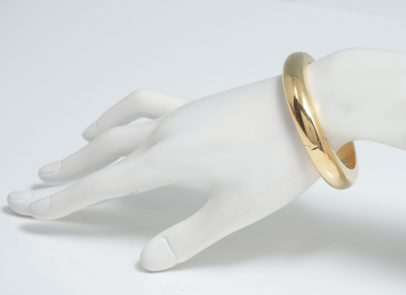 18K MID CENTURY ITALIAN DOMED BANGLE: