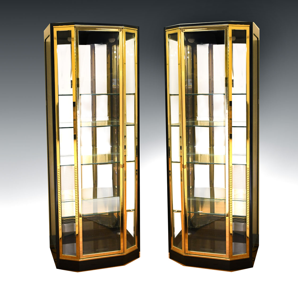 PAIR OF HENREDON LIGHTED DISPLAY CABINETS: