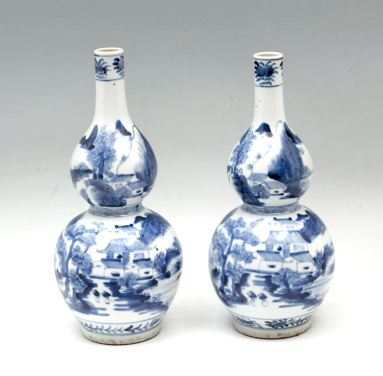 PAIR OF CHINESE SCENIC DOUBLE GOURD 274e31