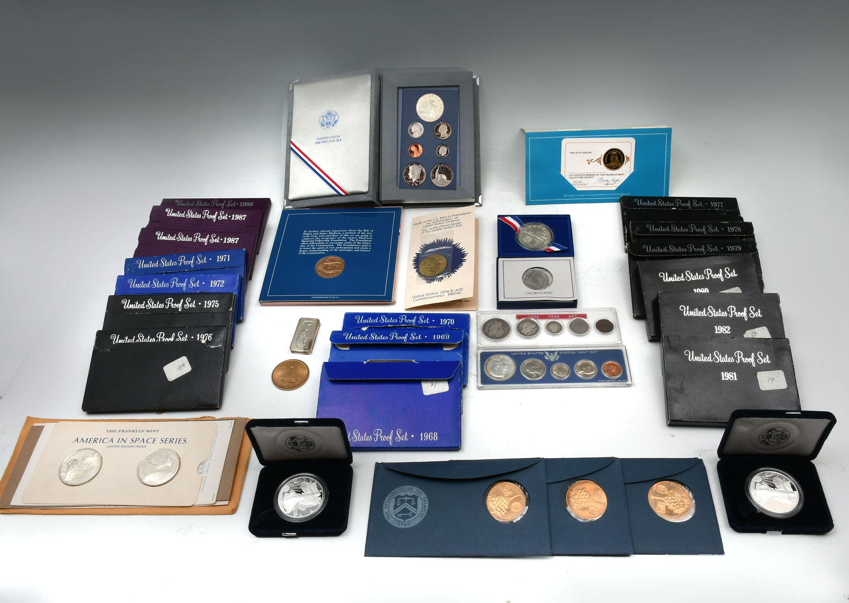 LARGE PROOF SET AND COMMEMORATIVE 274e46