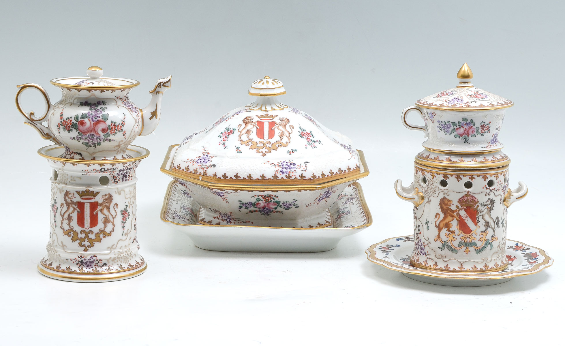 5 PC. EUROPEAN PORCELAIN: Comprised