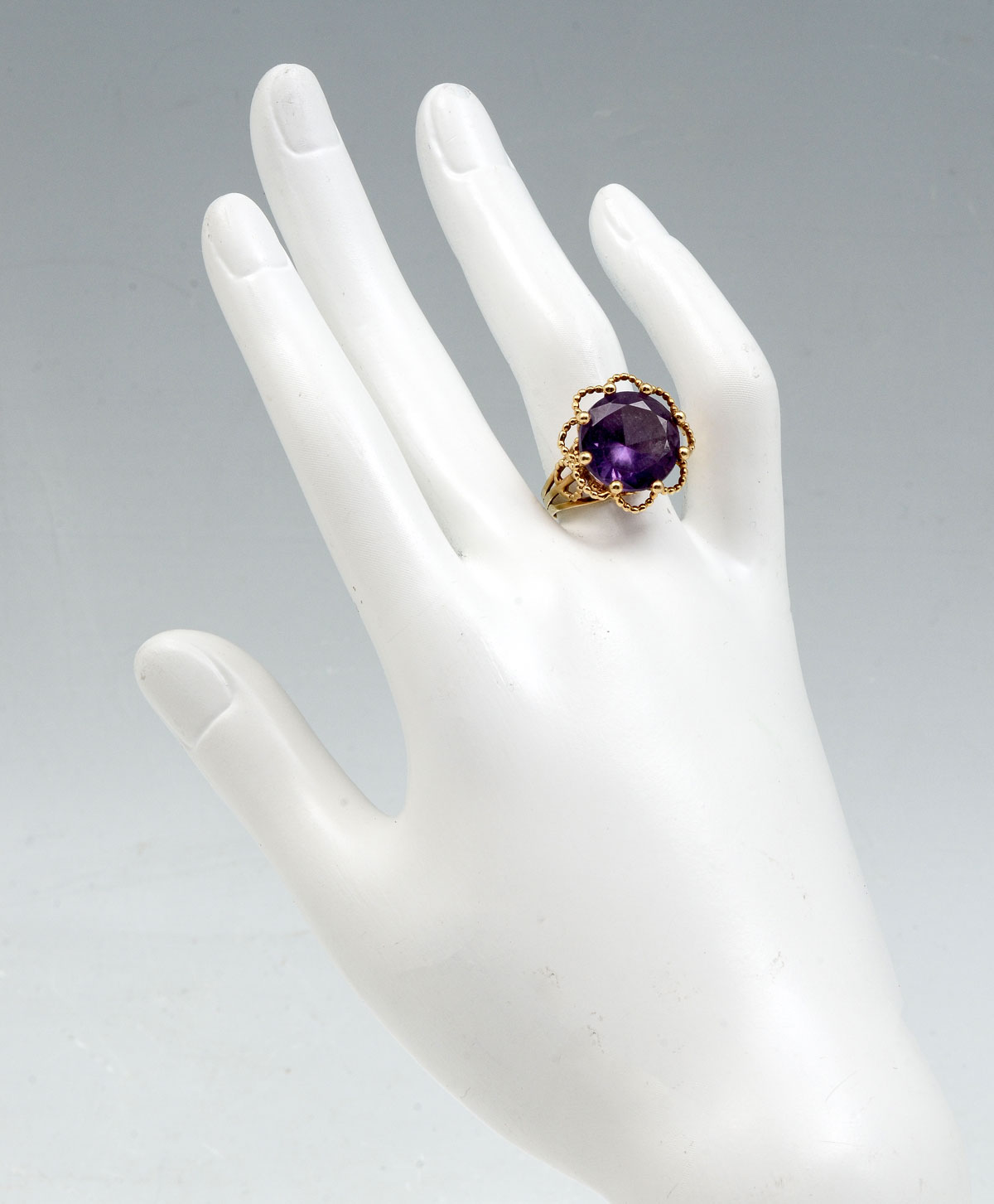 18K SYNTHETIC SAPPHIRE RING: 18K