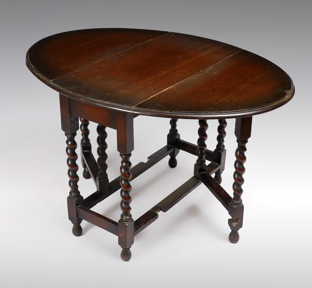 WILLIAM AND MARY OAK GATE-LEG TABLE: