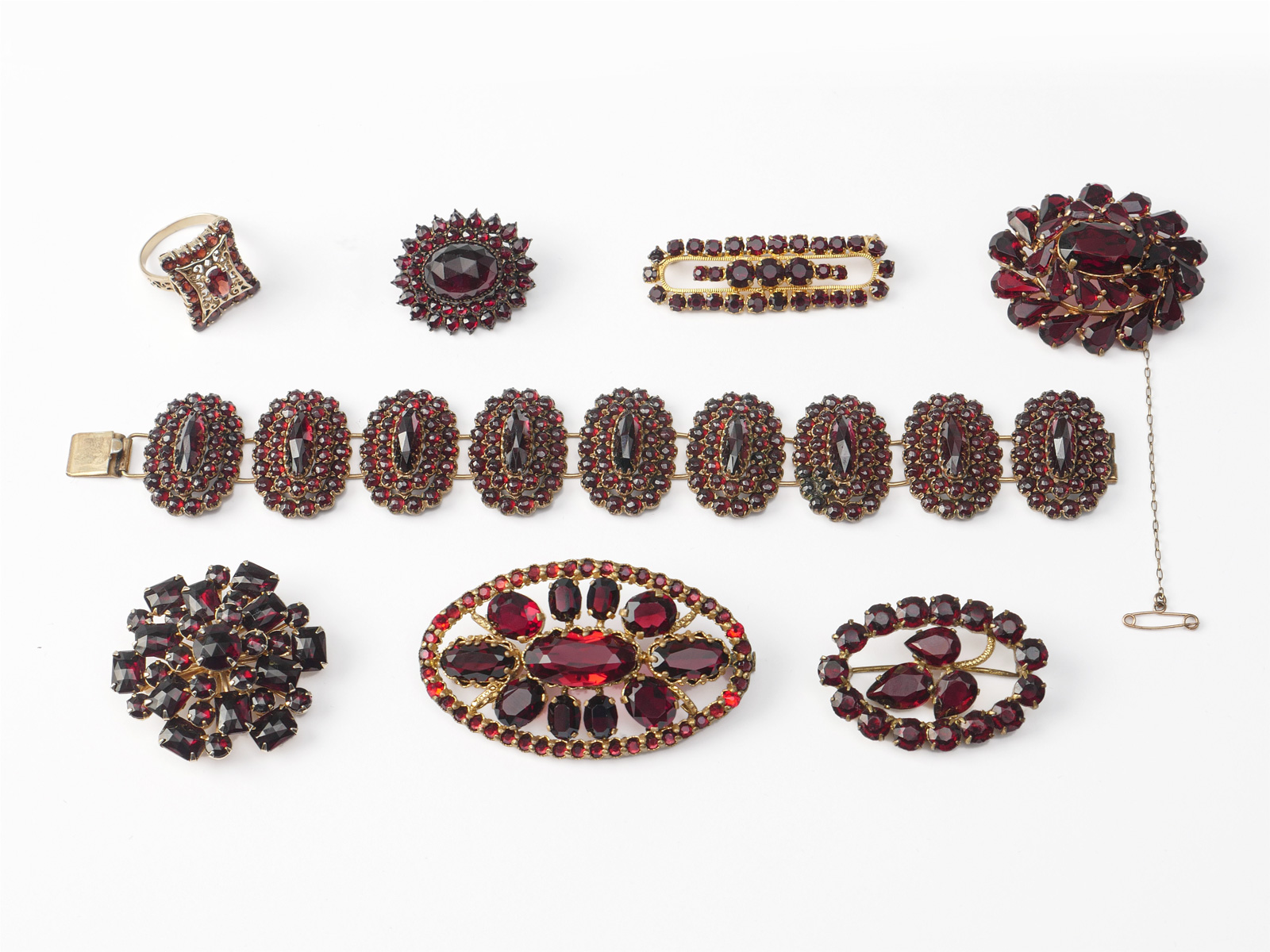 8 PIECE LOT OF GARNET JEWELRY  2744b9