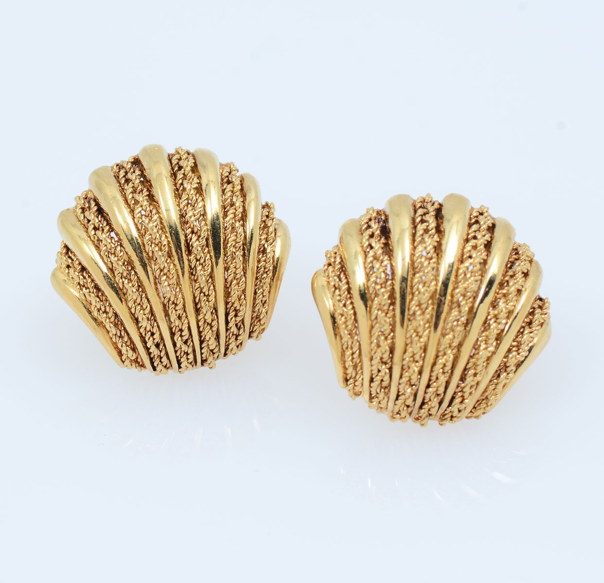 18K SHELL STUD EARRINGS: Yellow