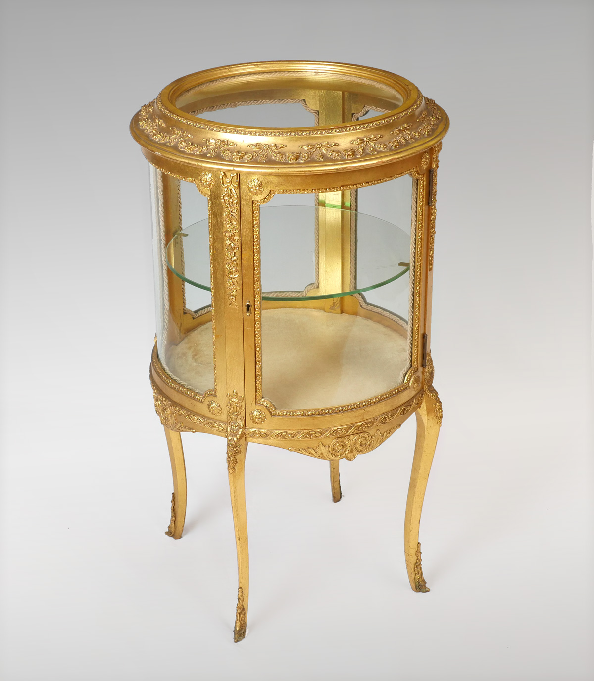 CARVED GILT ROUND VITRINE STAND  277882