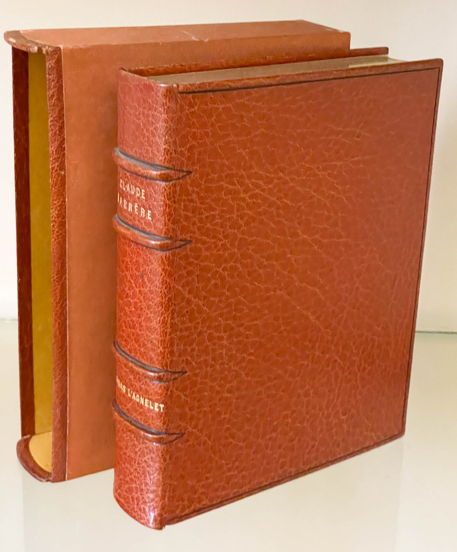 A finely bound copy in full leather 2781bb