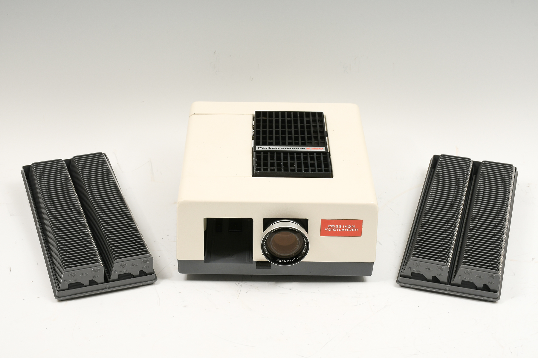 ZEISS SLIDE PROJECTOR WITH CARTRIDGES: