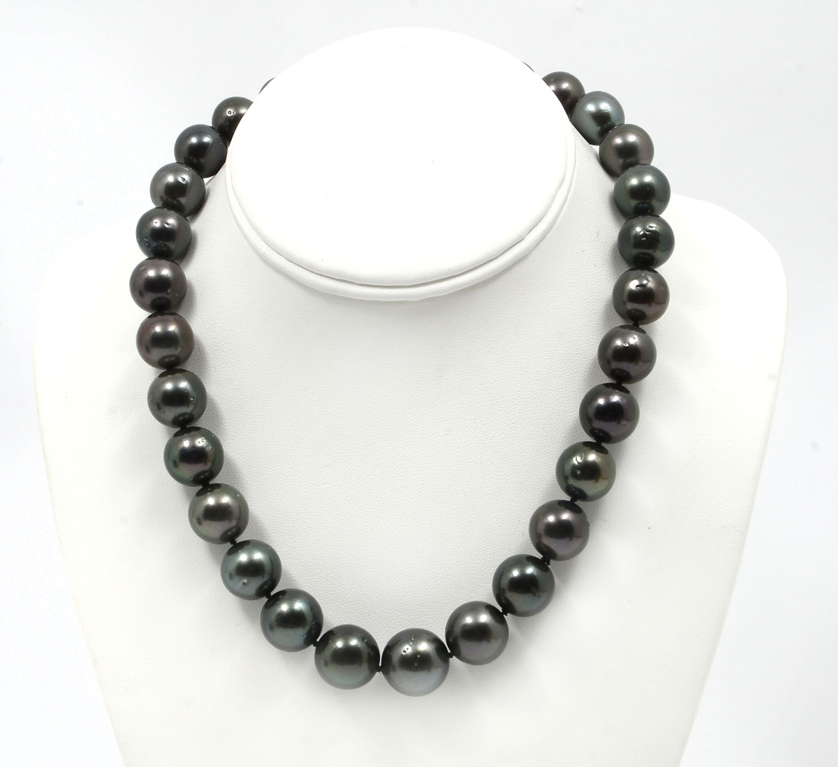 TAHITIAN BLACK PEARL NECKLACE: 29 graduated