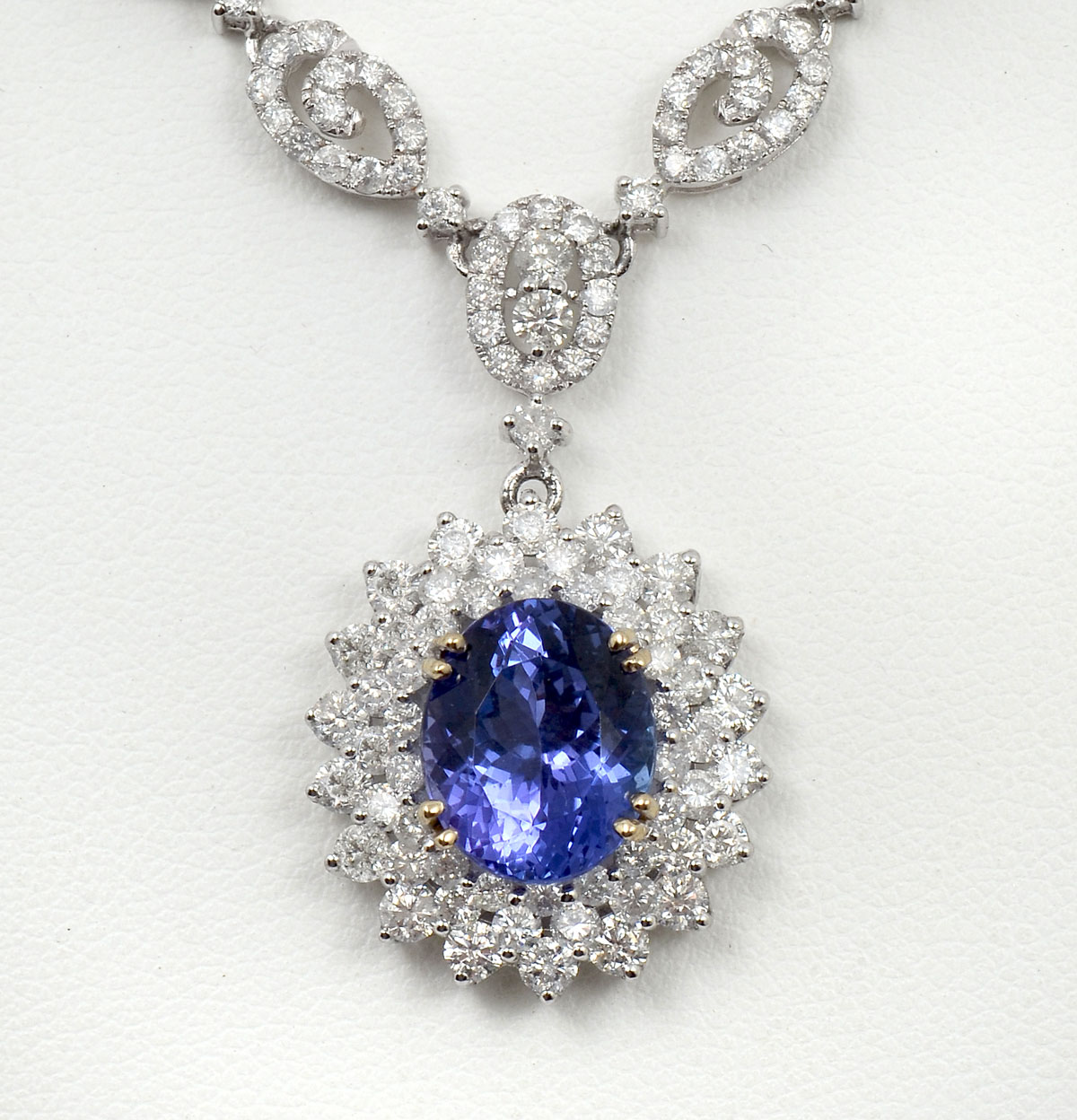 STUNNING 18K 5.63 TANZANITE & DIAMOND